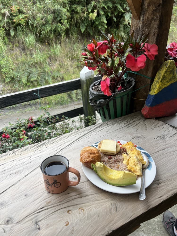 Kaffee und Frühstück auf der Terrasse einer Finca