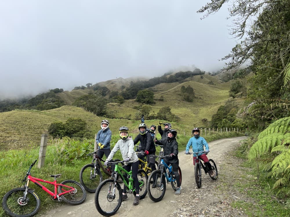 Kleine Gruppe mit Mountainbikes auf einem Schotterweg